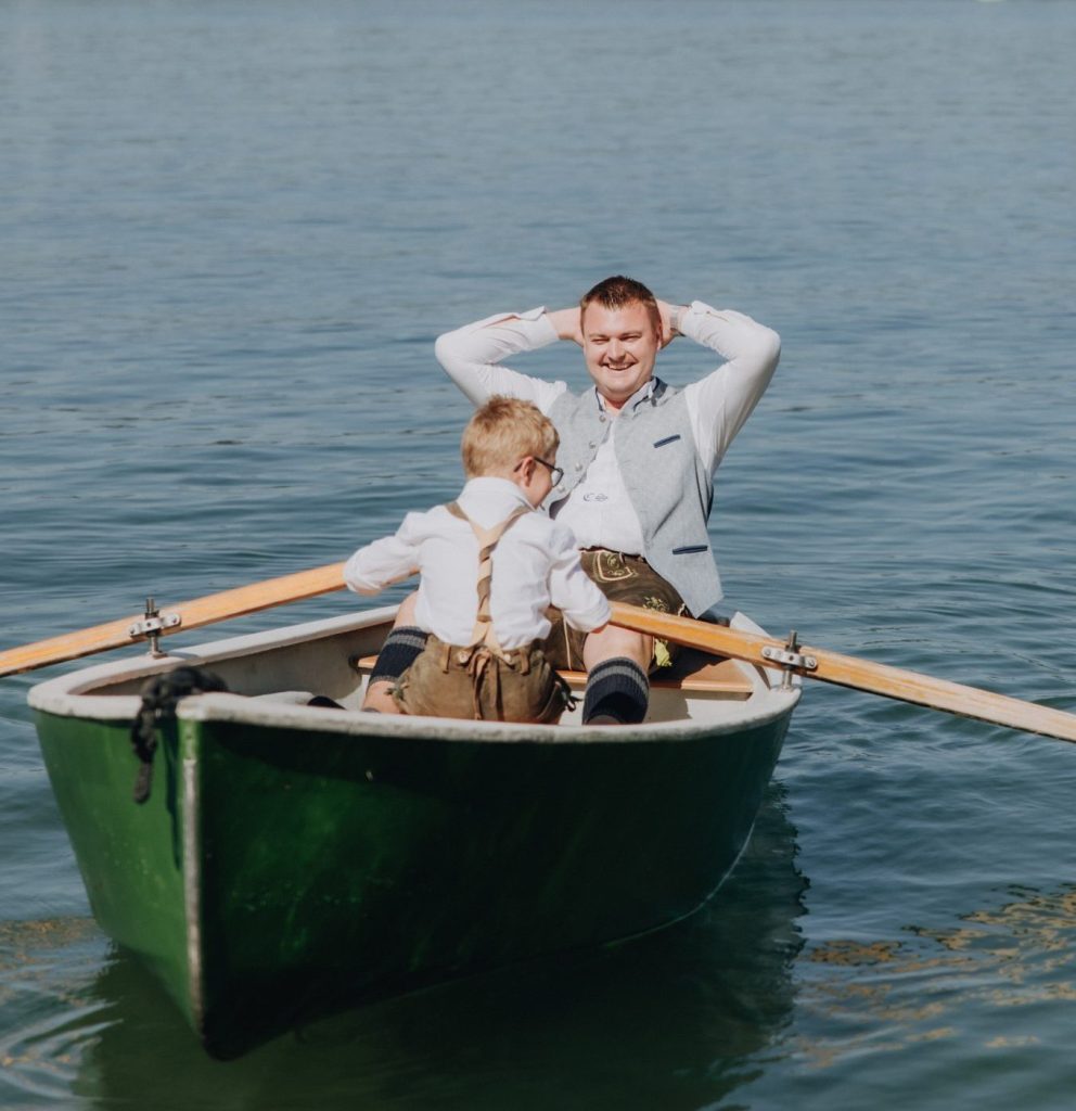 Papa und Sohn auf dem See, Ruderboot